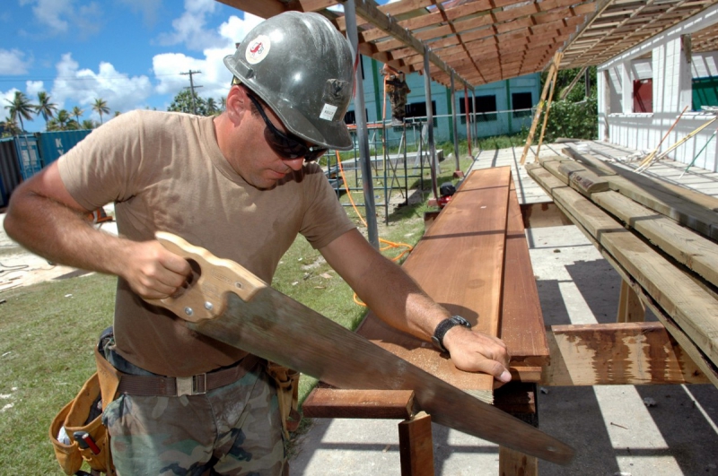 menuisier-CUEBRIS-min_worker_construction_building_carpenter_male_job_build_helmet-893290